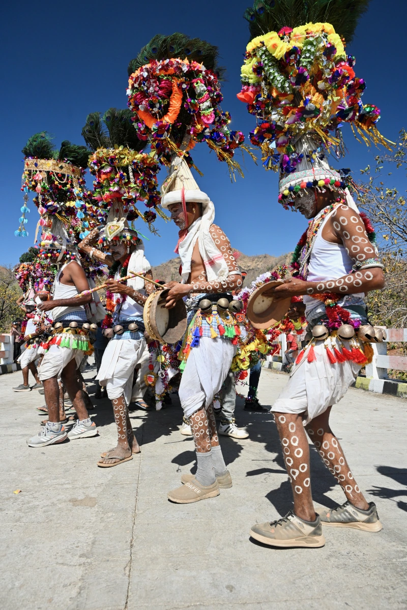 Festival Kawant lors de la célébration de Holi, circuit hors des sentiers battus au Gujarat, musiciens et immersion dans les traditions tribales colorées.