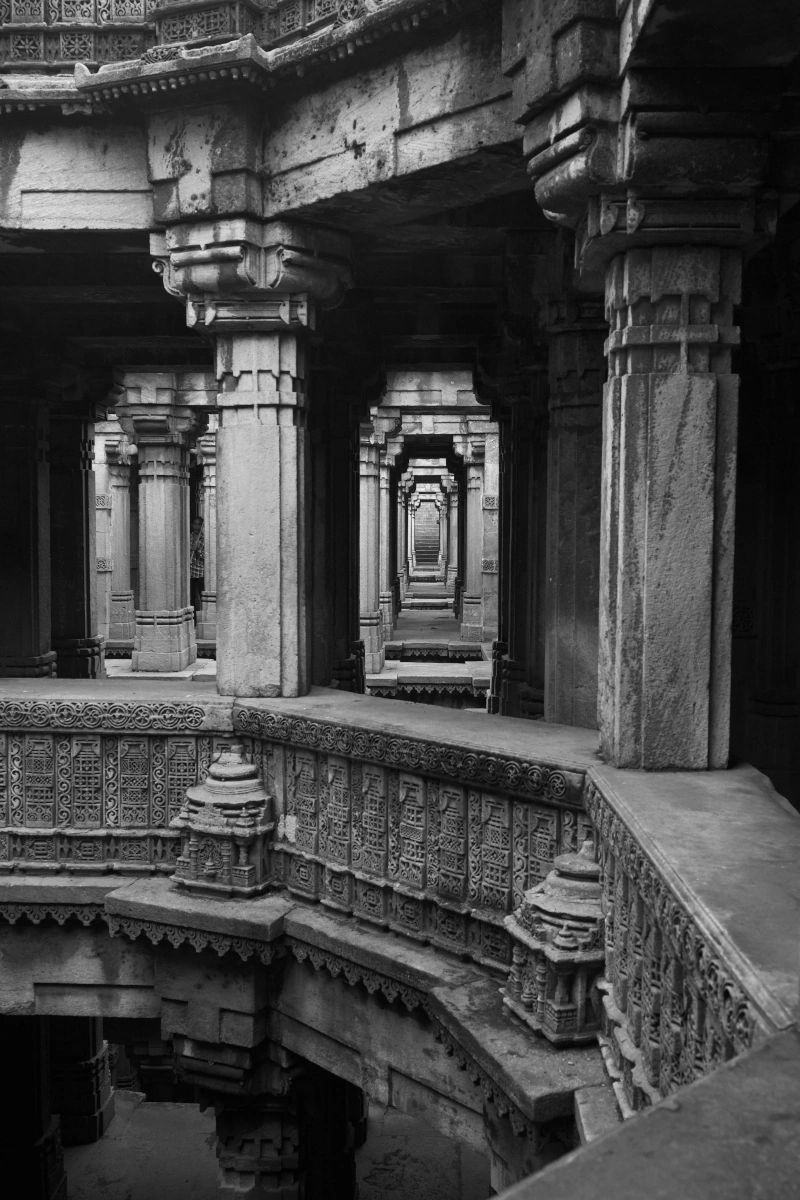 Adalaj Stepwell près d’Ahmedabad, Gujarat — un puits en escalier historique et magnifique, célèbre pour son architecture sculptée et son importance culturelle lors des voyages dans la région