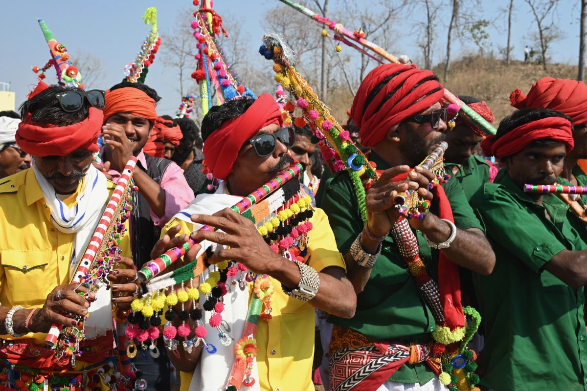 Fête de Holi à Chhota Udepur, immersion culturelle dans les tribus du Gujarat pendant un circuit hors des sentiers battus. 