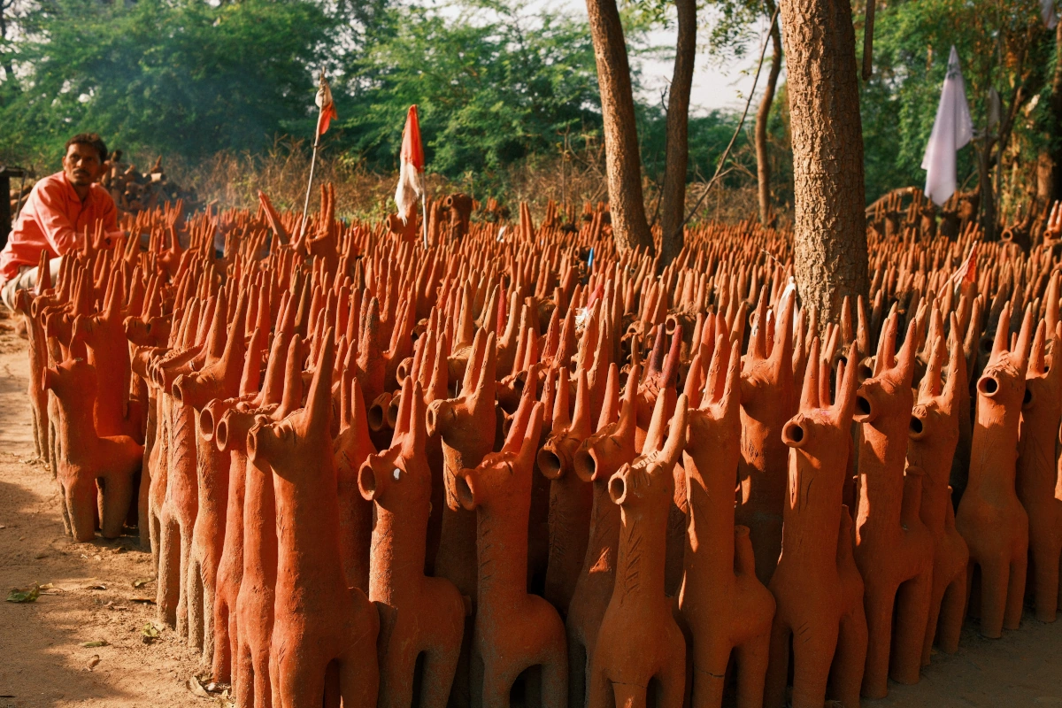 Circuit en Inde Gujarat à Poshina, célèbre pour ses chevaux traditionnels et ses artisans de terre cuite (terracotta), découverte de l’artisanat local et du patrimoine culturel. 