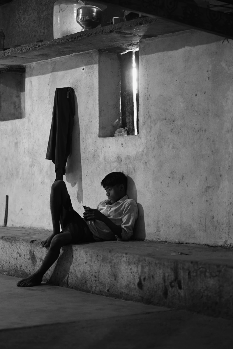 Visite d’un village tribal traditionnel à Chhota Udepur, Gujarat, découverte d’une famille locale lors d’un circuit authentique. voyage durable et immersion culturelle.