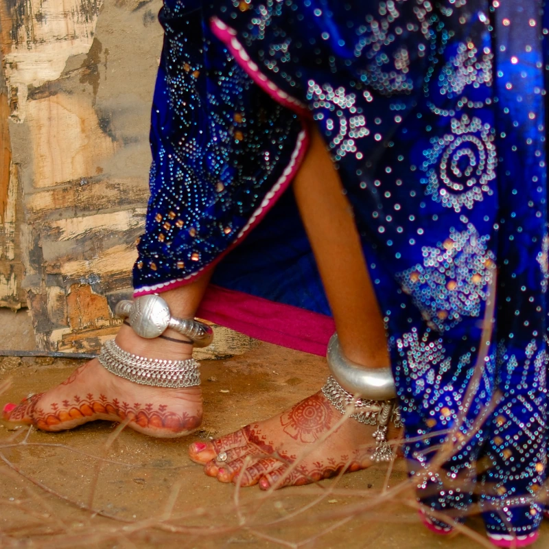 Femme Rabari portant un siraden traditionnel lors d’un circuit hors des sentiers battus pendant Holi, Gujarat, Inde.