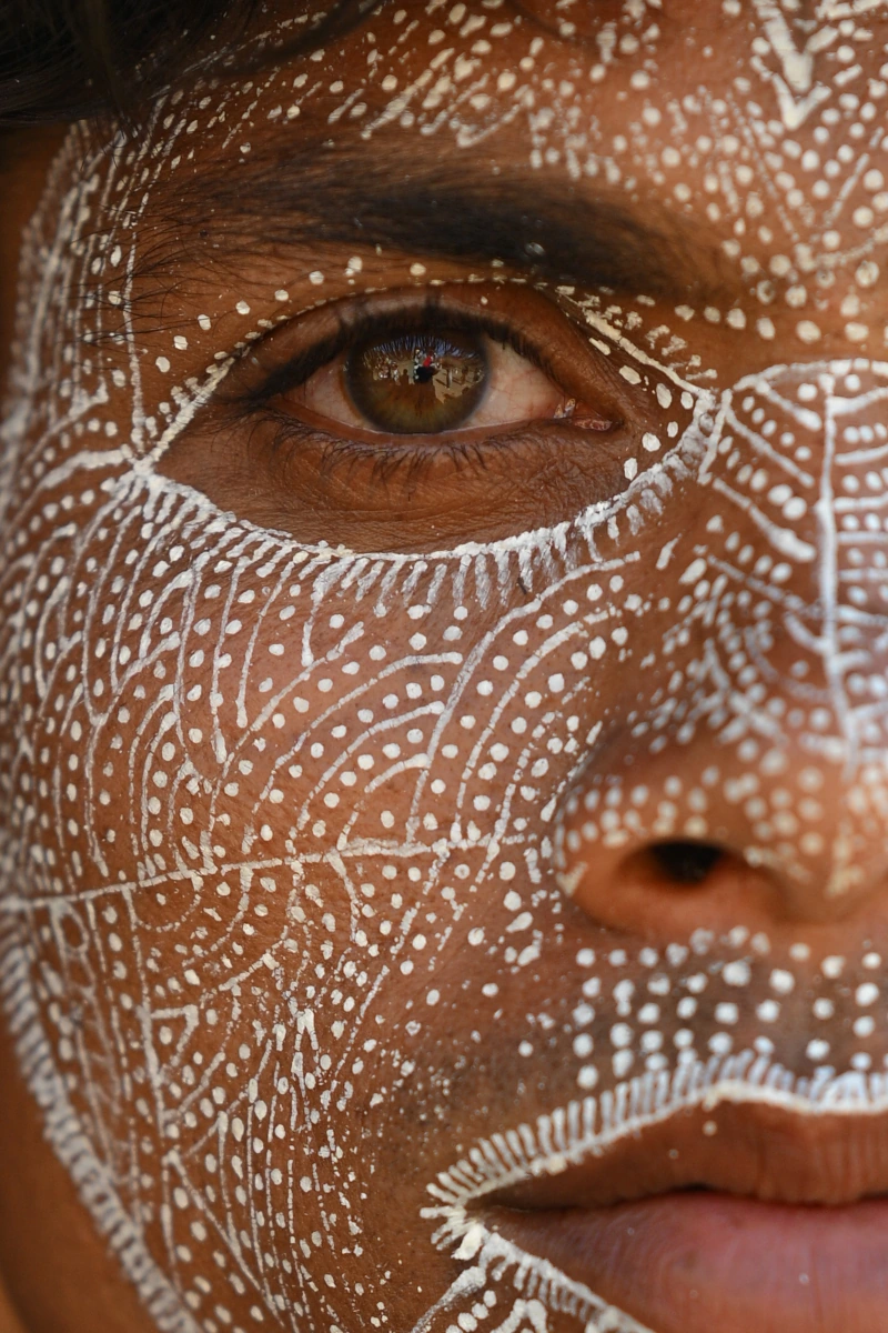 Festival Kawant lors de la célébration de Holi, circuit hors des sentiers battus au Gujarat, immersion dans les traditions tribales colorées.