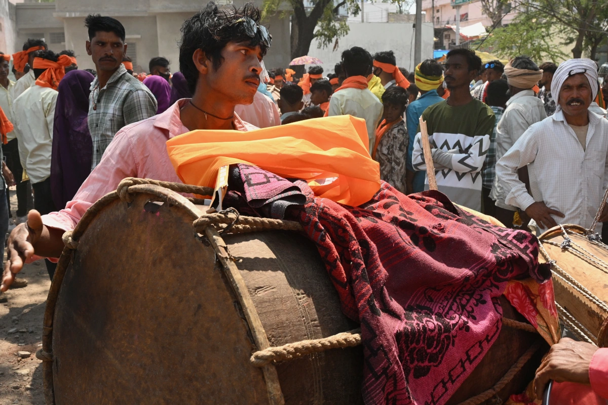 Festival Kawant lors de la célébration de Holi, circuit hors des sentiers battus au Gujarat, musiciens et immersion dans les traditions tribales colorées.