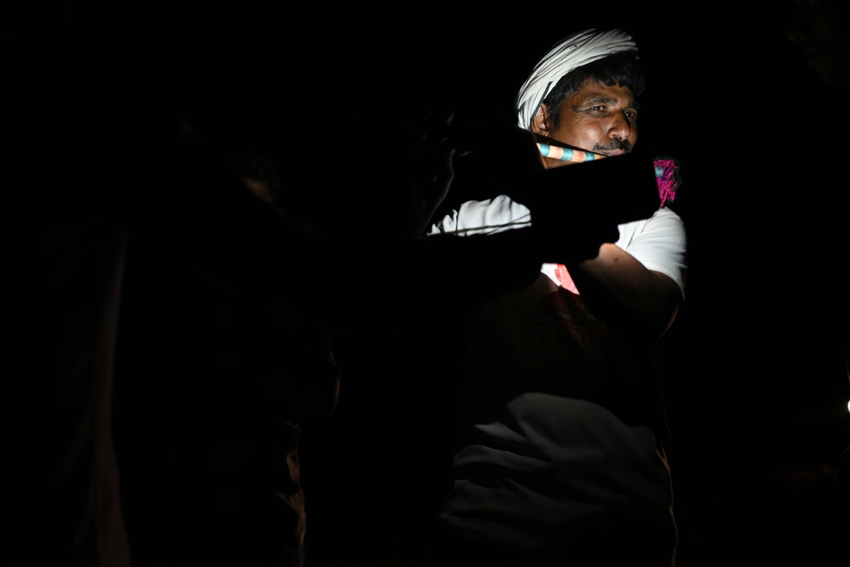 [Text Wrapping Break]Festival Kawant lors de la célébration de Holi, circuit hors des sentiers battus au Gujarat, musiciens et immersion dans les traditions tribales colorées.
