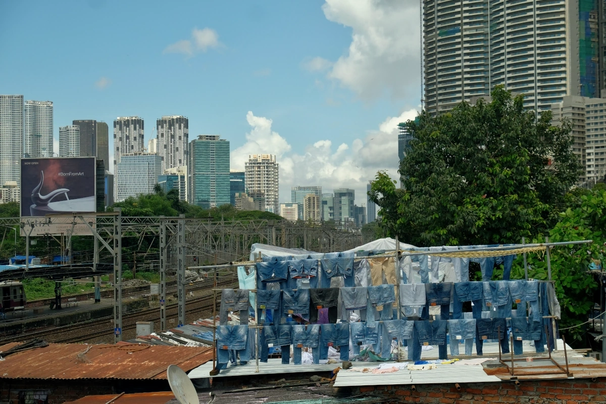 Visite immersive du quartier de Dharavi à Mumbai, révélant la vie quotidienne et l’esprit entrepreneurial des habitants lors d’une rondreis avec un voyagiste local francophone.