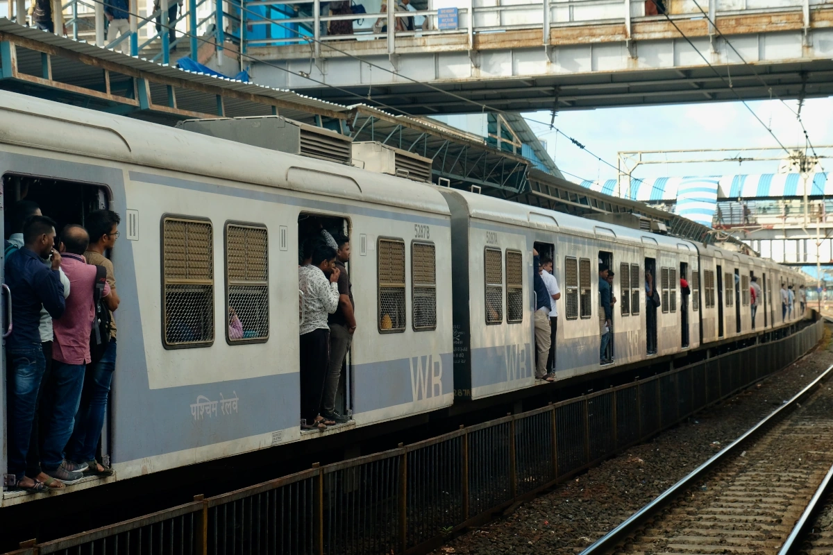 Train panoramique traversant des paysages variés entre Ahmedabad et Mumbai, offrant un aperçu de l’Inde authentique.