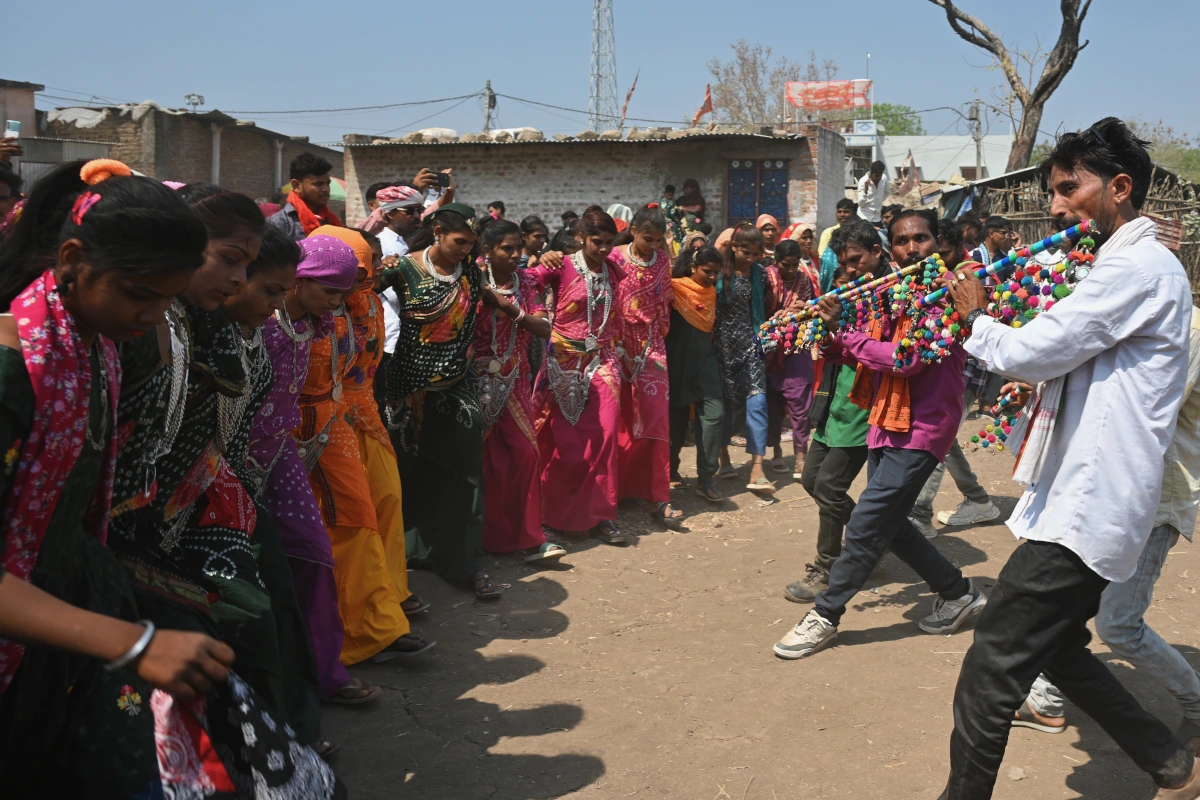 Festival de Holi à Kavant, marché animé et traditions tribales du Gujarat près de Chhota Udepur pendant un circuit authentique. 