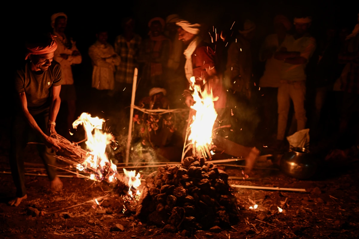 Célébration de Holi chez les Rathwa au Gujarat – rituel du feu en soirée lors d’un circuit tribal hors des sentiers battus.