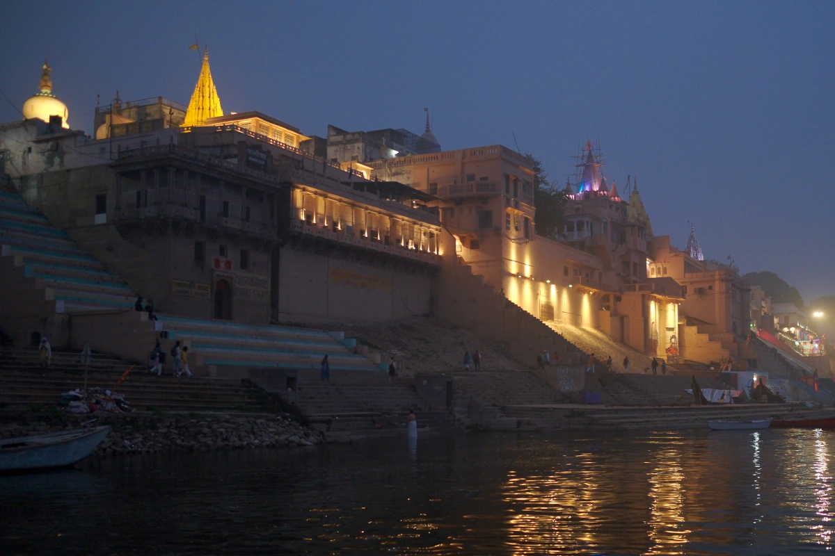 Masaan Holi, a spiritual and striking celebration in Varanasi, where the festival of colors meets cremation rituals on the sacred ghats of the Ganges.