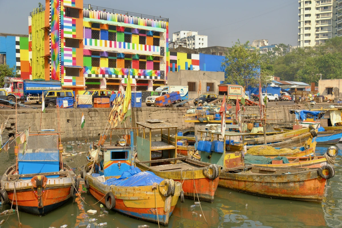 Scène colorée au port de pêche de Mumbai, une attraction méconnue lors d’un circuit en Inde. 