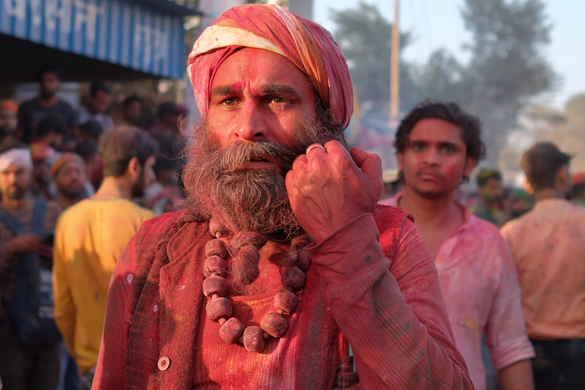 Voyage individuel en Inde avec Holi à Varanasi, célébration spirituelle au bord du Gange. 