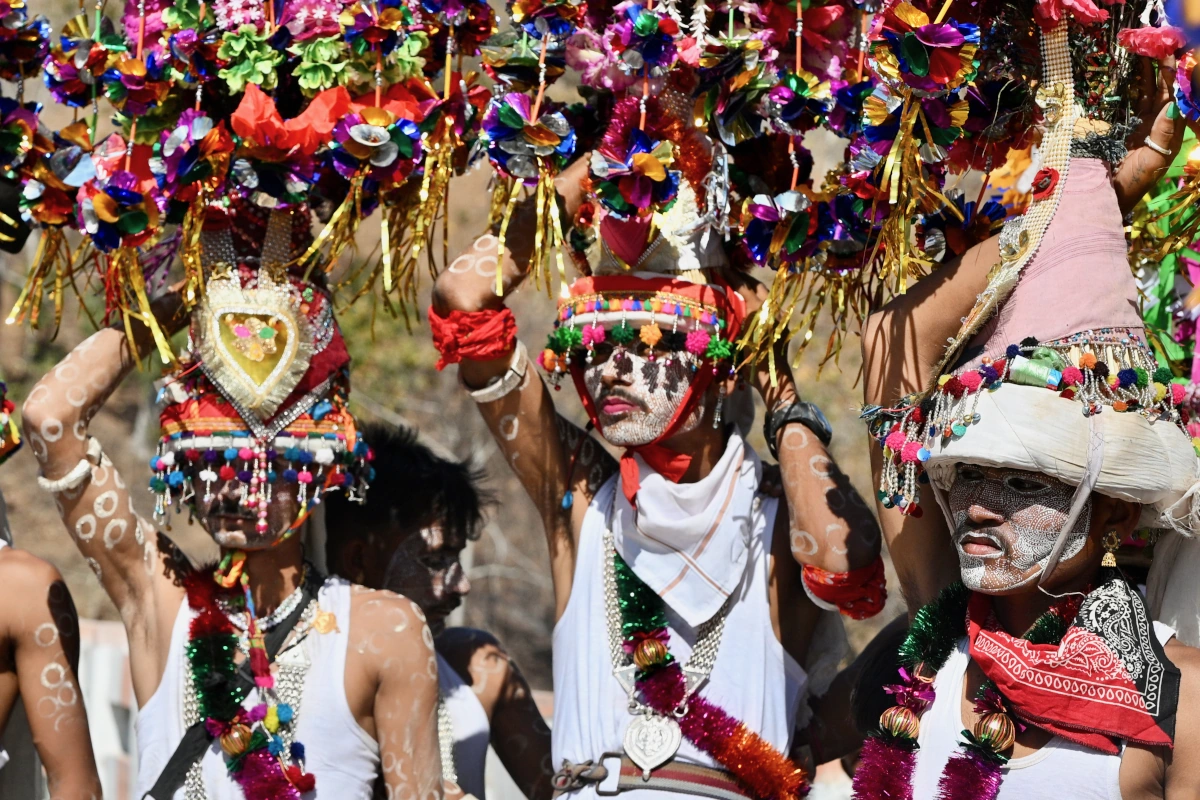 Célébration alternative de Holi au festival de Kavant, Gujarat tribal, couleurs et traditions authentiques.