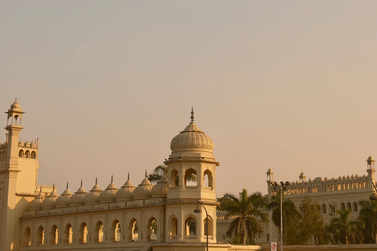Lucknow, ville élégante du nord de l’Inde connue pour son histoire moghole, son architecture raffinée et sa culture nawabi, pendant un circuit Rajasthan et Holi. 