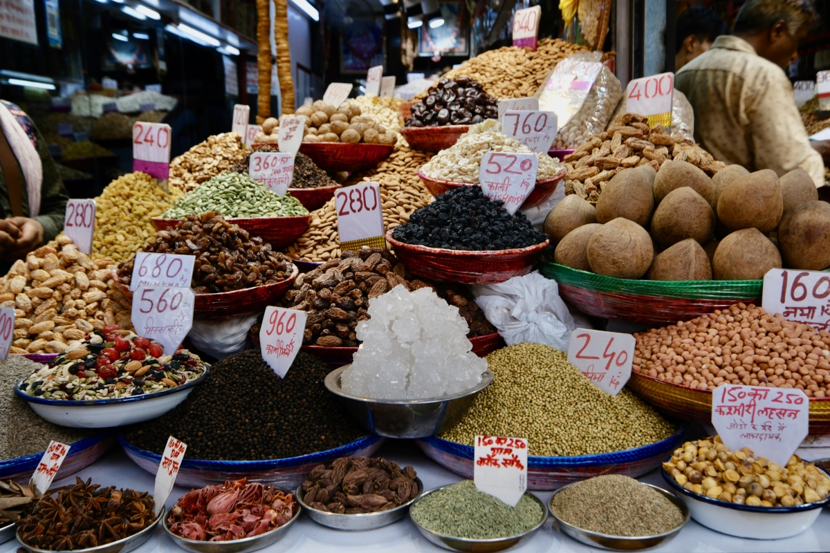 Marché aux épices dans le vieux quartier de Delhi, Chandni Chowk – couleurs et parfums exotiques