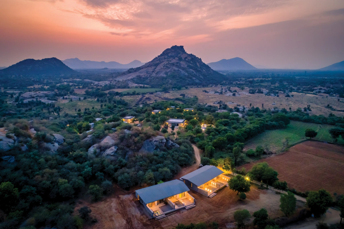 Vue de la Bera Safari Lodge au coucher du soleil, un lodge de charme engagé dans le tourisme durable, avec observation des léopards dans leur habitat naturel au Rajasthan