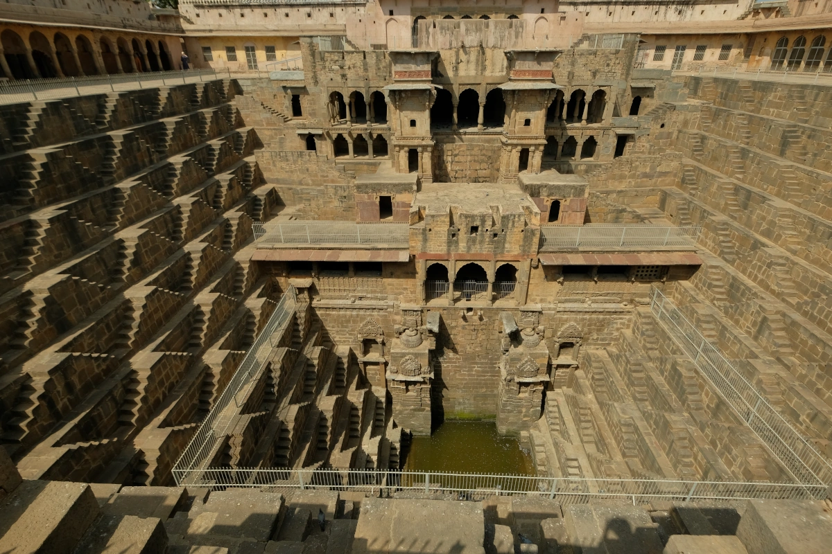 Fort de Bhangarh mystérieux et Chand Baori, impressionnant puits à degrés du IXᵉ siècle, dans les collines d’Aravalli au Rajasthan.