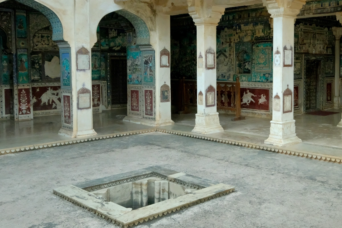Vue d’un baori traditionnel et peintures murales du palais de Bundi, trésor culturel du Rajasthan.
