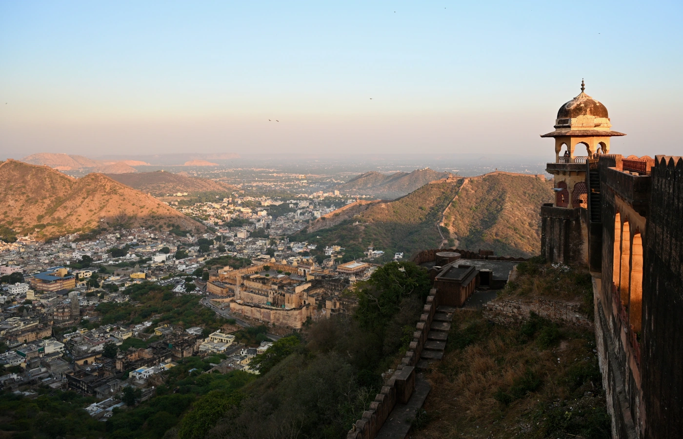 Stunning view of Jaigarh Fort at sunset during a slow travel trip in Jaipur, exploring off-the-beaten-path Rajasthan.