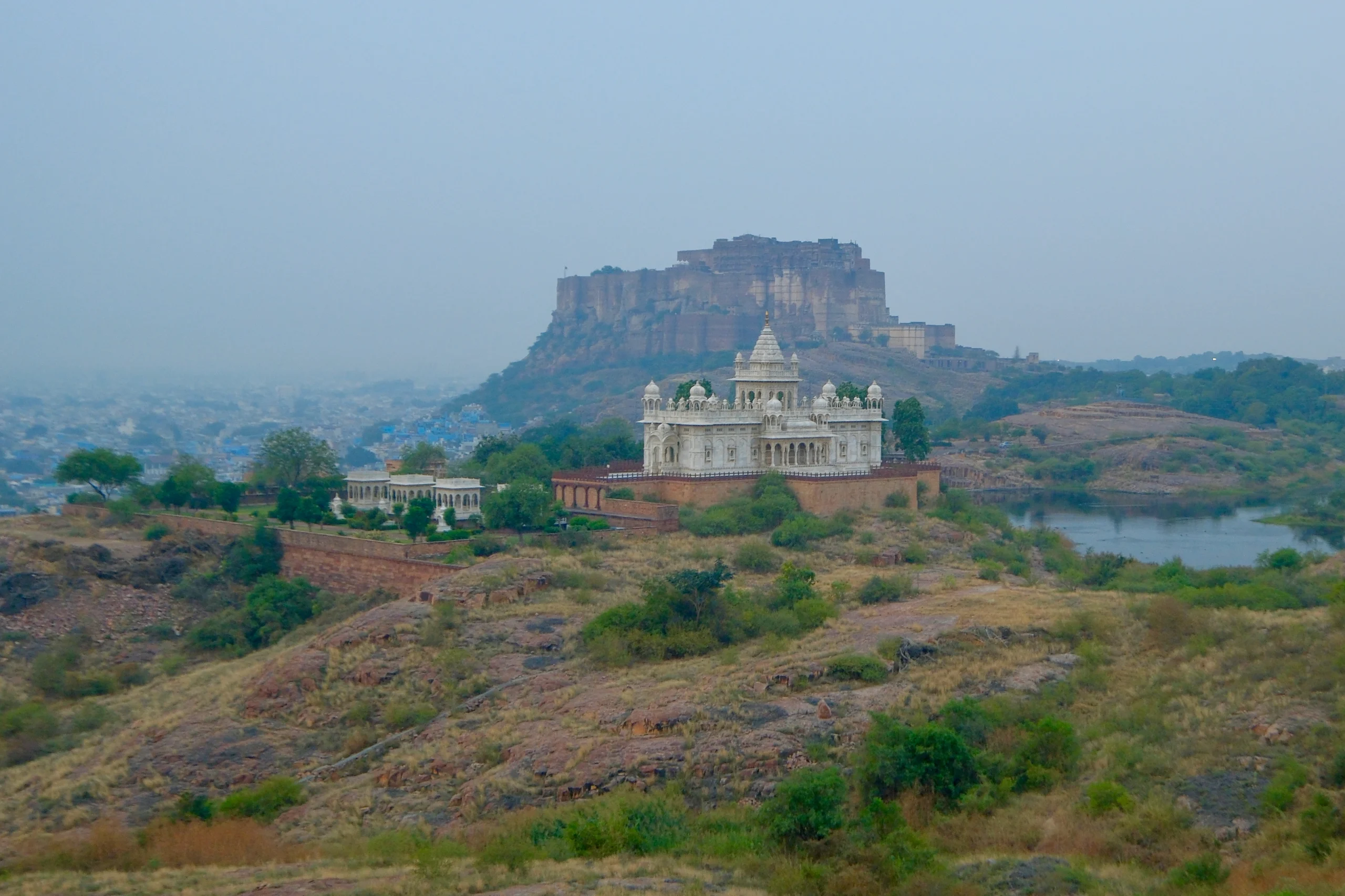 Fort Mehrangarh imposant surplombant la ville bleue de Jodhpur au Rajasthan.