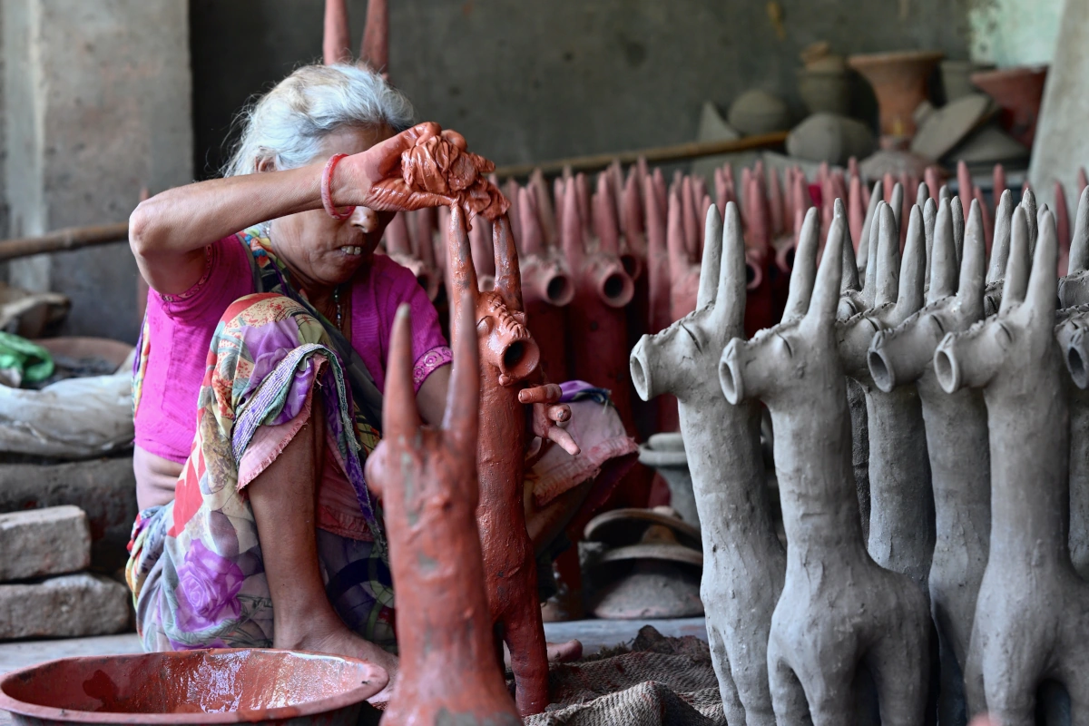 Artisan de Poshina créant un cheval en terre cuite, symbole de l’art traditionnel du Gujarat.