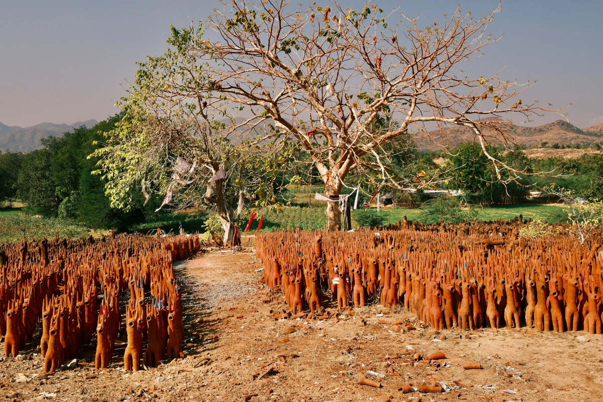 Chevaux en terre cuite à Poshina, liés aux rituels traditionnels des tribus adivasi au Gujarat.