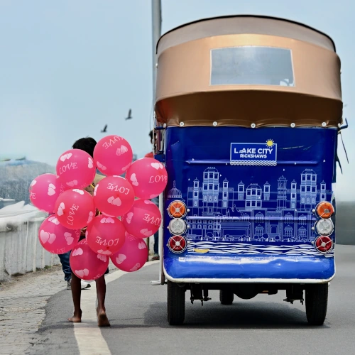 Women driving colorful electric rickshaws in Jaipur and Rajasthan – social enterprise for sustainable tourism
